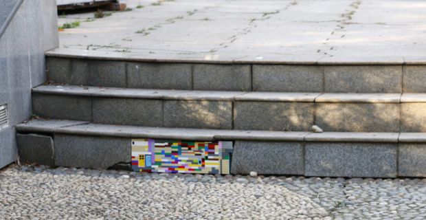  Changsha, Cina. L'autore della foto spiega di aver aggiustato da solo e di sua iniziativa il gradino danneggiato che si trovava in un parco vicino a casa sua, e spiega di come abbia attratto la curiosità di molte persone mentre compiva la sua opera di street art.