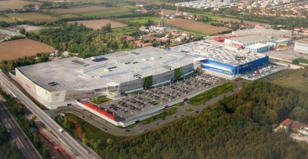 caption: Il centro commerciale sostenibile Elnos Shopping di Brescia Roncadelle.