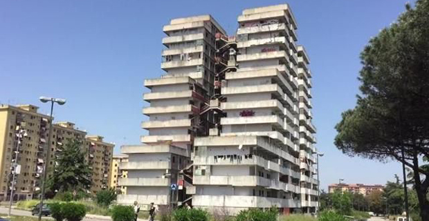 A Scampia la demolizione della quarta Vela