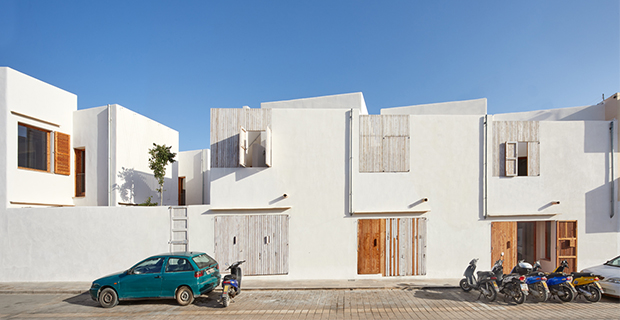Le superfici bianche dell'intervento di social housing a Formentera aiutano a ridurre i consumi