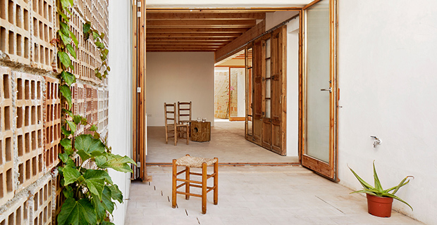 Gli spazi semplici e luminosi del social housing di Formentera