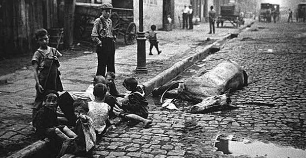 caption: Nell'immagine una strada di Chicago (seconda metà dell'800) fiancheggiata da una cordonatura che delimita il tratto carrabile e quello pedonale, con interposto un canale per il convogliamento delle acque meteoriche.