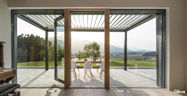 Una pergola bioclimatica su giardino