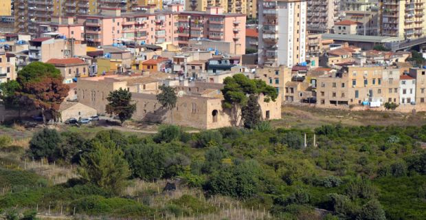  La vista dello storico Palazzo Maredolce nel quartiere Brancaccio, oggetto di interventi di riqualificazioni volti a integrarlo in un sistema più vasto di iniziative per la rigenerazione complessiva del quartiere.