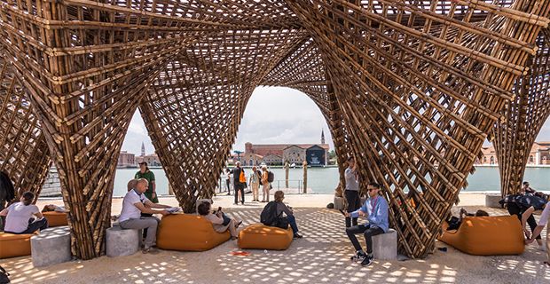 Il padiglione Bamboo Stalactite in bambù per la Biennale la Venezia 2018