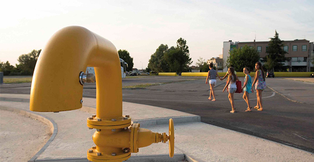 La fontana gialla del giardino di Cavallino ricorda le tubazioni a manovella