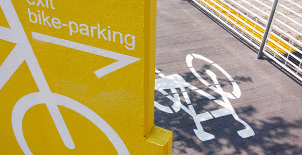 In giallo la segnaletica del parcheggio delle bici del parco pubblico di Cavallino