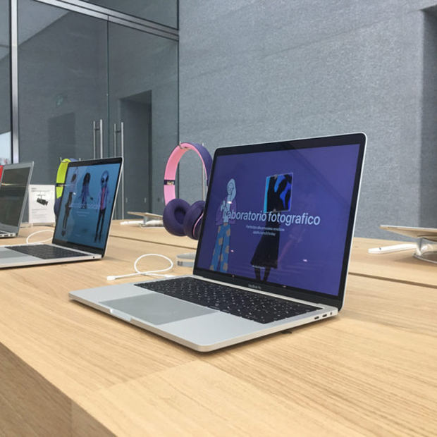 Gli espositori in legno dell'Apple store di Milano