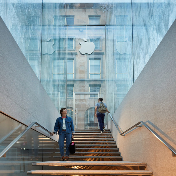 La scala di accesso all'Apple store di Milano