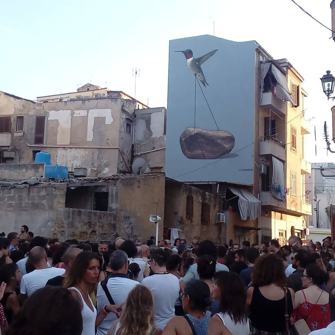  Andrea Buglisi e il murales del "Colibrì che sorregge un masso"