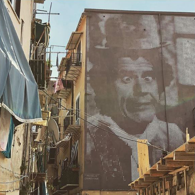  Angelo Crazyone e il murales di Franco Franchi