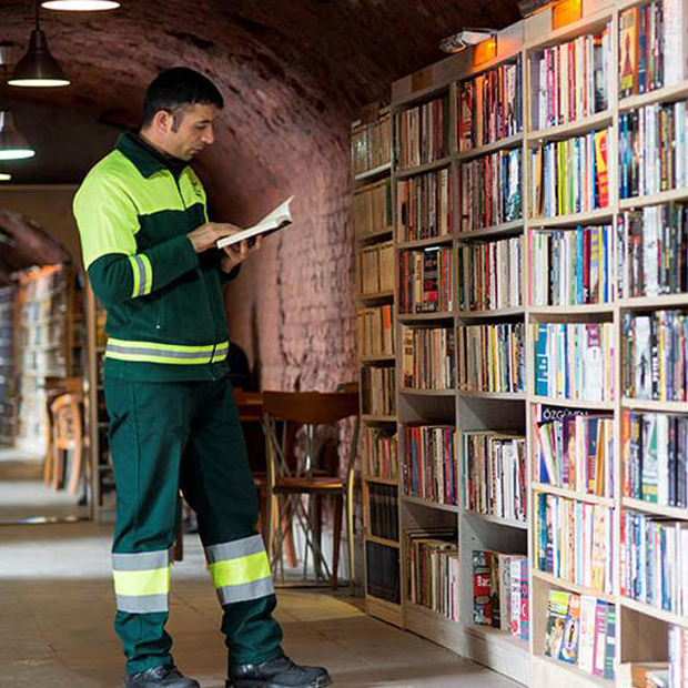 La biblioteca di Ankara in una fabbrica di mattoni per recuperare libri dalla spazzatura