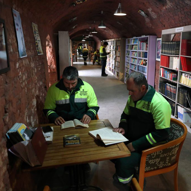 Ad Ankara una biblioteca pubblica dai libri salvati dalla spazzatura.