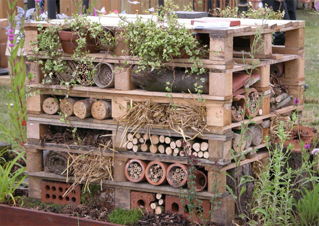 Un esempio di bug hotel fai da te per l'apicoltura urbana.