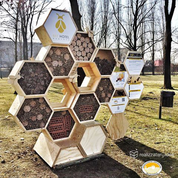 caption: Il progetto del Bee Hotel di Mantova esempio italiano di bug hotel.