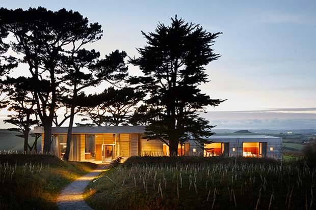 Vista di notte della Secular Retreat Villa di Zumthor.