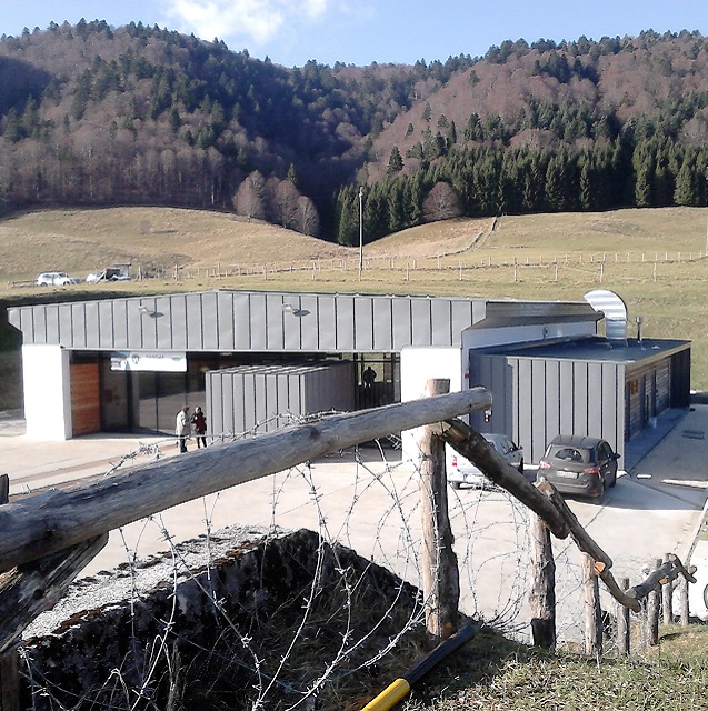  Foto 1, l’Hangar della Pace, fotografato dalla sommità del bunker, con recinzione di filo spinato.