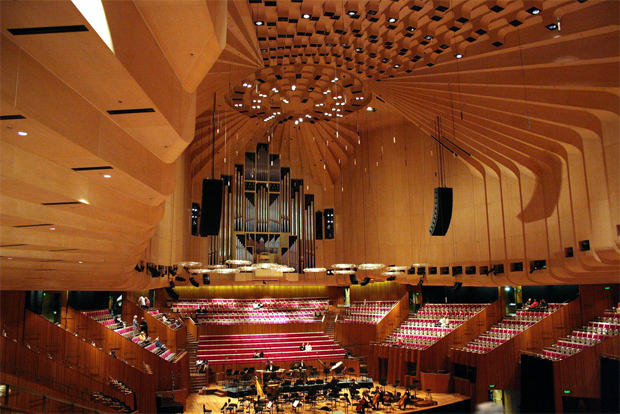 caption: La sala concerto dell'Opera House di Sydney prima dell'intervento. Foto di Jozef Vissel.