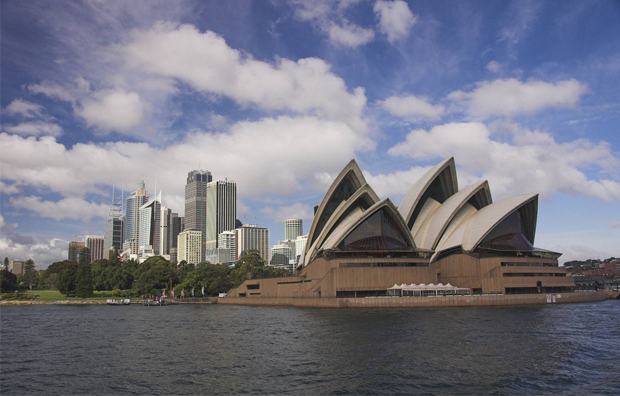 caption: L'Opera House e la città di Sydney. Foto di Jozef Vissel.