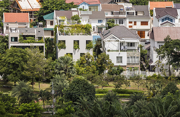 caption: Il parco adiacente alla Stepping Park House di Vo Trong Nghia.