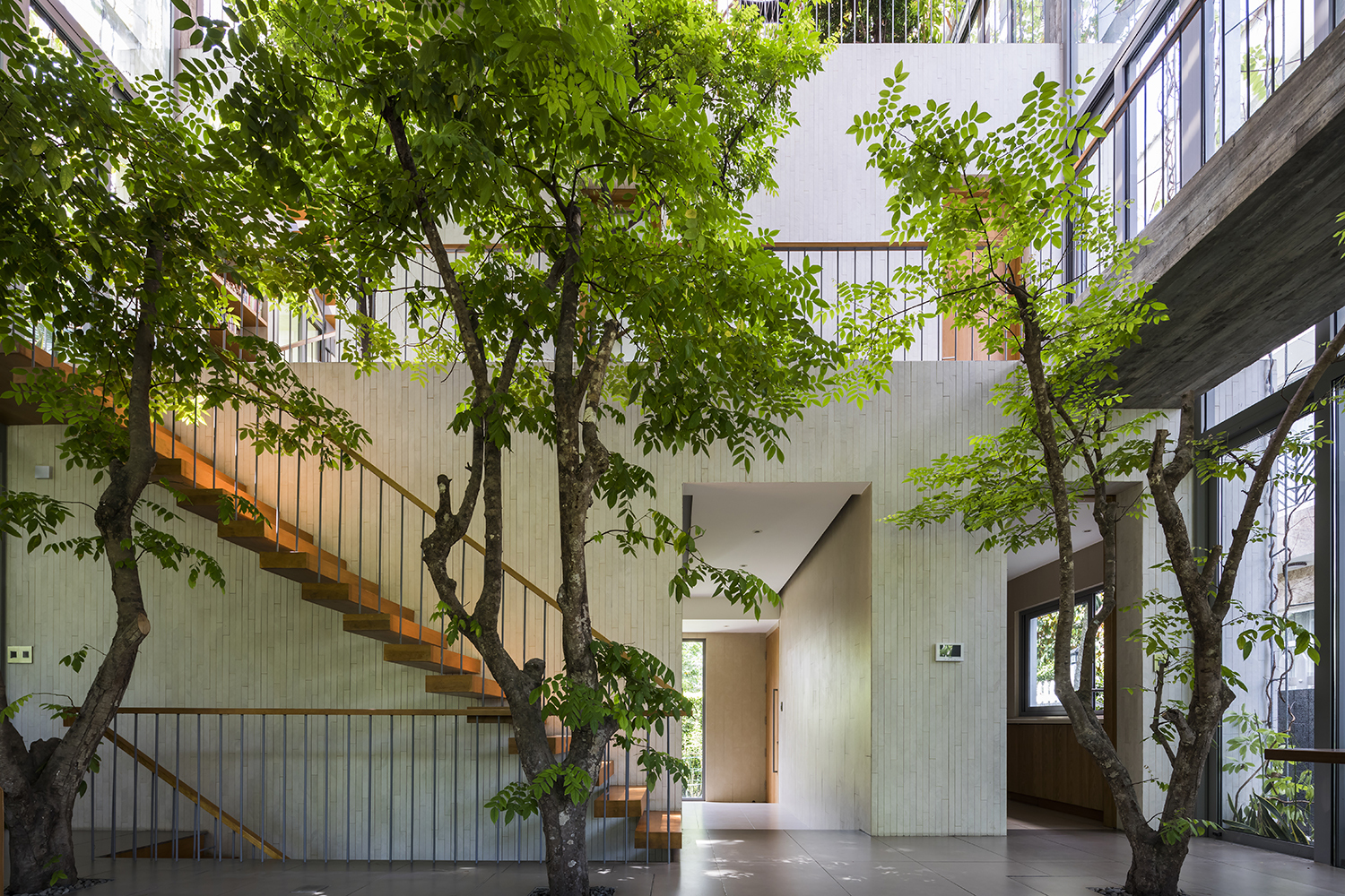 caption: Il vuoto della casa per alberi di Vo Trong Nghia Stepping Park House.