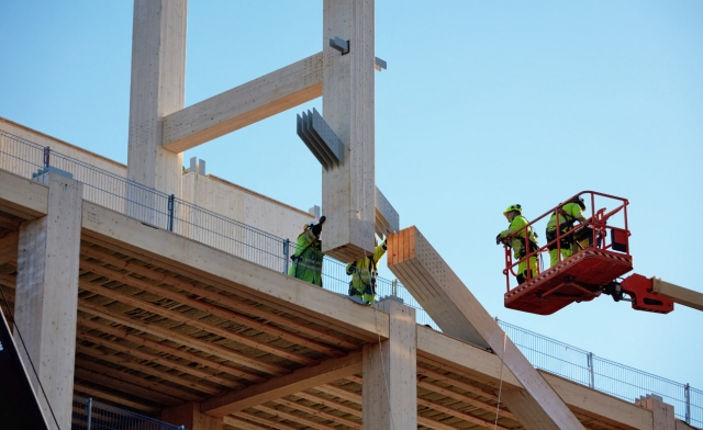 la costruzione della torre legno in Norvegia.