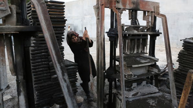 caption: Majd Mashharawi nella fabbrica di mattoni di Gaza. Foto: courtesy Green Cake.