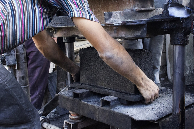  La lavorazione di un mattone sostenibile fatto con le macerie. Foto: Asmaa El Khaldi / TRTWorld