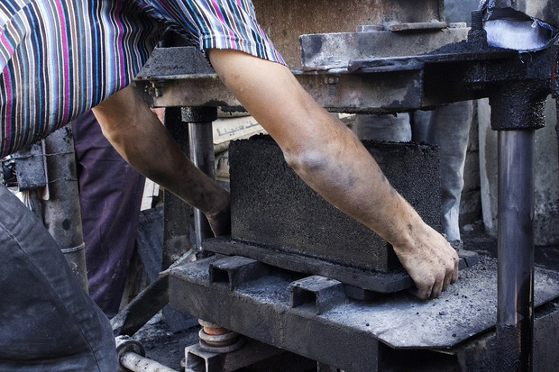 caption: La lavorazione di un mattone sostenibile fatto con le macerie. Foto: Asmaa El Khaldi / TRTWorld