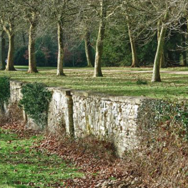 Un muro con la tecnica ha-ha ispirata allo humour inglese.