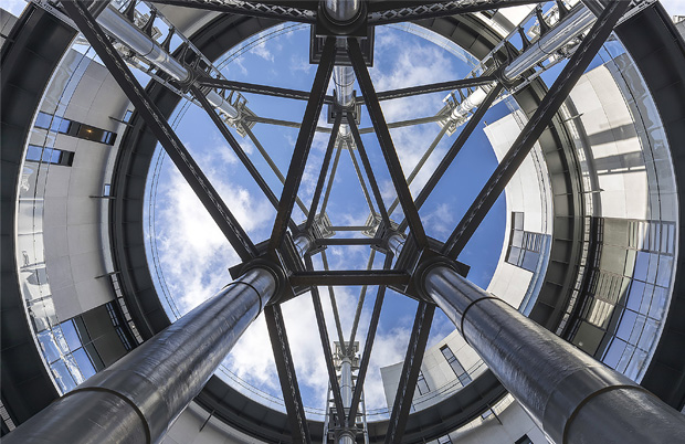 Il patio interno nel recupero dei gasholder di Londra.