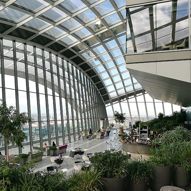 Il bar dello Sky Garden di Londra.