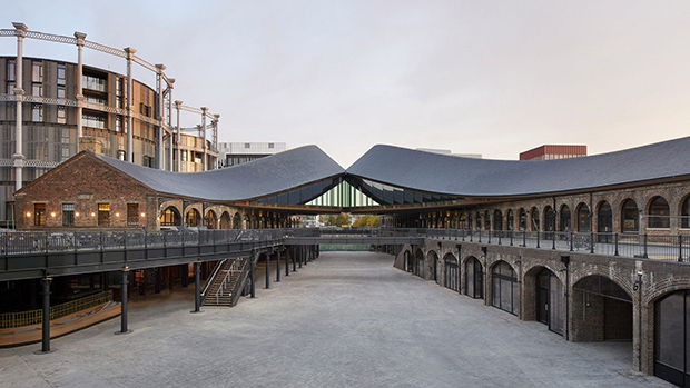 Heatherwick recuper Coal Drop Yard e i vecchi magazzini di carbone.