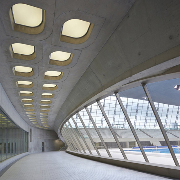 Vista dell'interno dell'Aquatics Centre di Zaha Hadid.