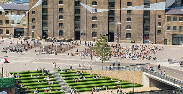 La piazza Granary Square di King's Cross a Londra.