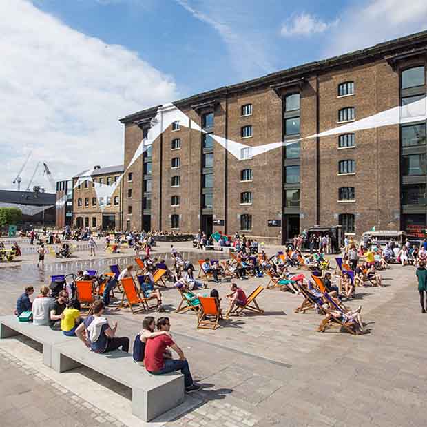 A King's Cross la piazza Granary Square di Londra. Foto © John Sturrock
