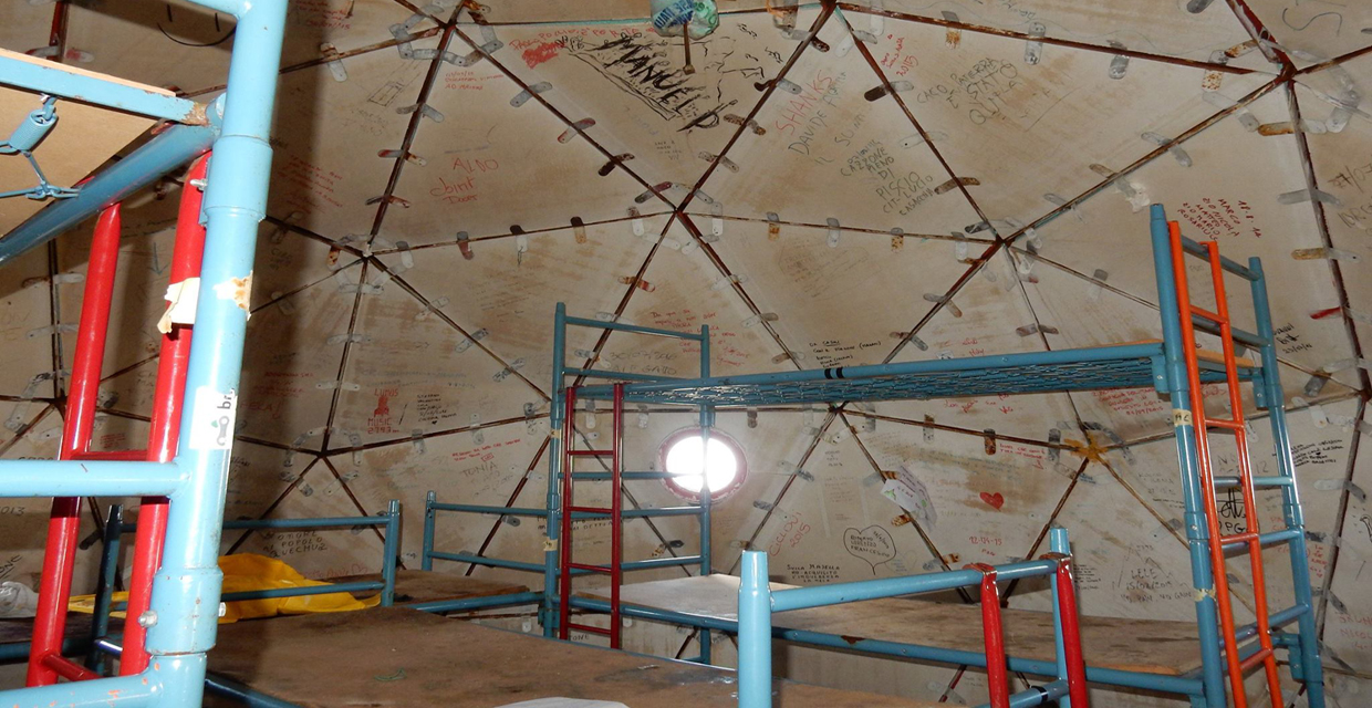  L'interno del Bivacco Pelino sulla cima del Monte Amaro in Majella.