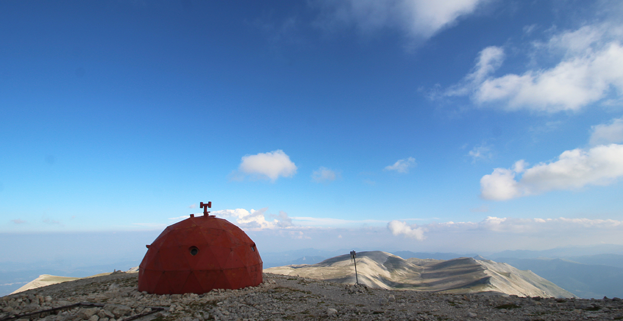  Il Bivacco Pelino sulla cima del Monte Amaro in Majella.