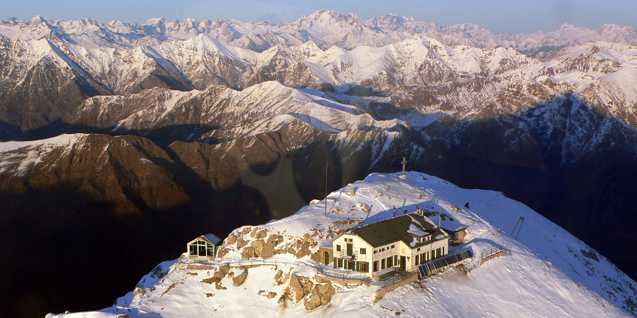  Il rifugio Luigi Brioschi, in provincia di Lecco a 2.410 m sulla vetta della Grigna Settentrionale, nelle Prealpi lombarde.