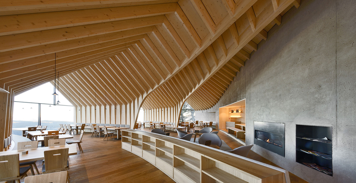  L'interno del Rifugio Oberholz, sulle Dolomiti bolzanine in Alto Adige.