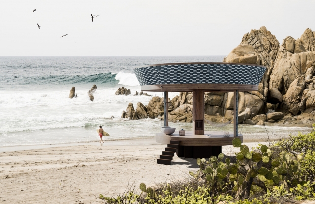 La tiny house Casa Ojala realizzata su una spiaggia.