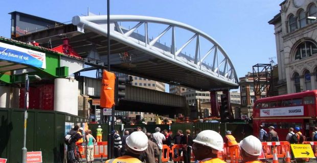  Il Borough Viaduct durante la fase di costruzione.