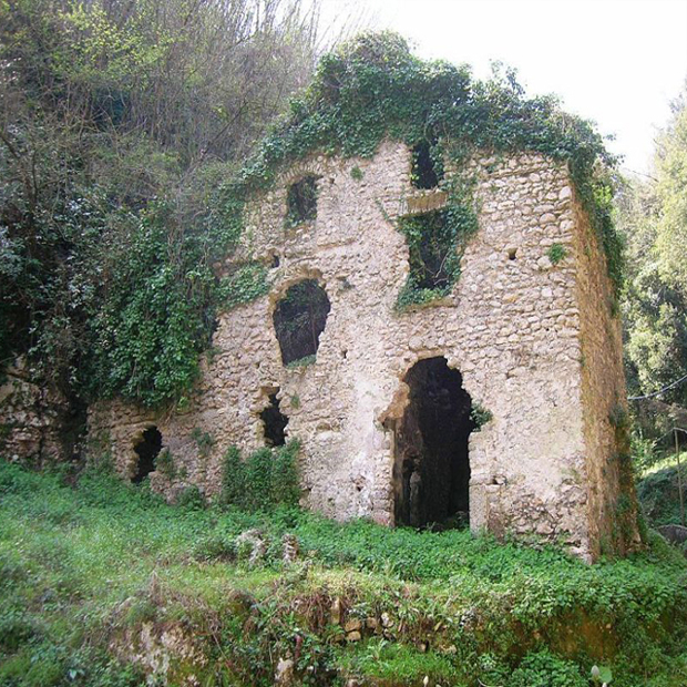 Un rudere nella valle dei Mulini di Sorrento.