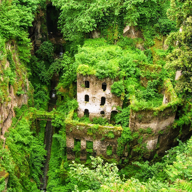 Nel vallone dei Mulini di Sorrento uno degli edifici abbandonati.