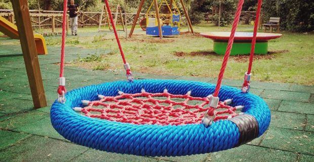 caption: Un modello di “altalena a cesta” che consente di giocare anche a bambini con difficoltà motorie e di postura.