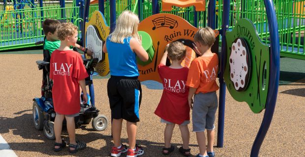  Bambini alle prese coni pannelli sensoriali. Il gioco li coinvolge e li fa confrontare con se stessi e con i propri compagni in maniera non competitiva ma collaborativa: ciò contribuisce a migliorare le loro capacità di interrelazione.