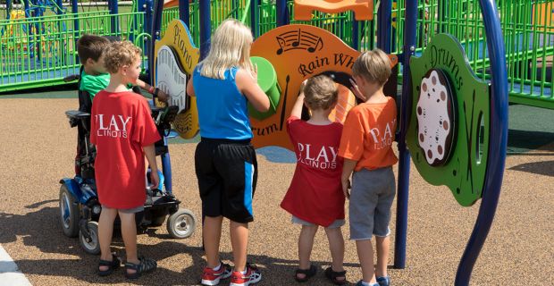 caption: Bambini alle prese coni pannelli sensoriali. Il gioco li coinvolge e li fa confrontare con se stessi e con i propri compagni in maniera non competitiva ma collaborativa: ciò contribuisce a migliorare le loro capacità di interrelazione.