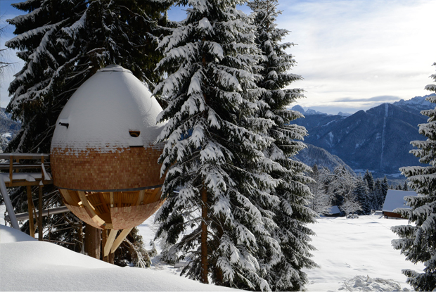 Malga Priu con case sull'albero in Friuli.