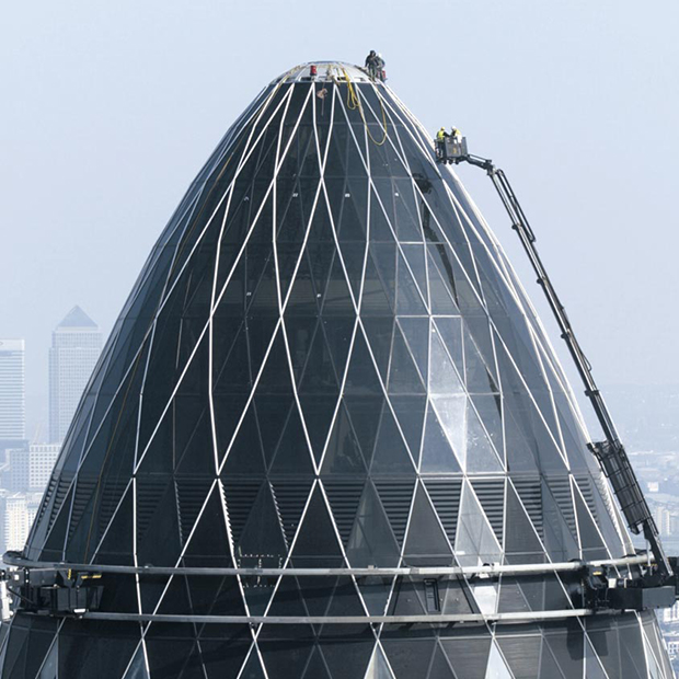 Manutenzione esterna del grattacielo Gherkin e dettaglio di copertura