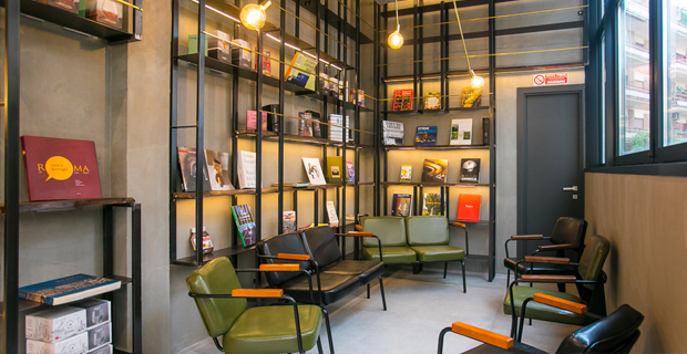 La sala lettura del ristorante One Sense per non udenti a Roma.